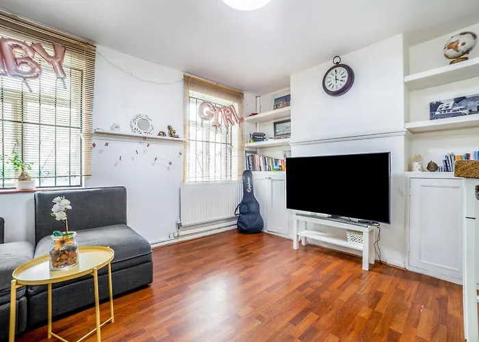 2 Story Apt On The Ground Floor At Clapham North